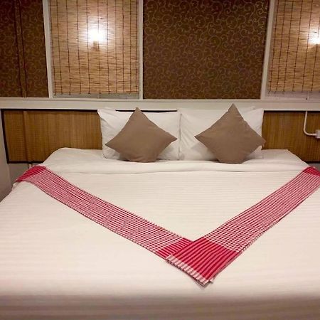 Thousand-Ten Thousand Hotel Бангкок Экстерьер фото